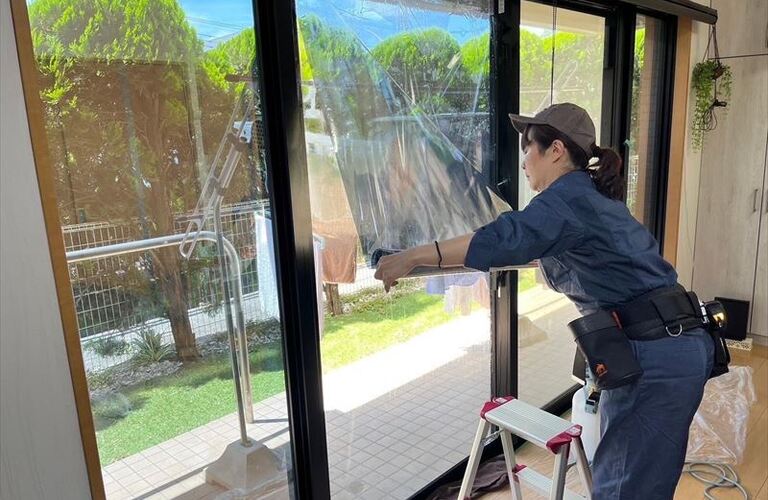 女性職人の施工で安心！一人暮らしの方もお気軽に窓ガラスフィルム施工